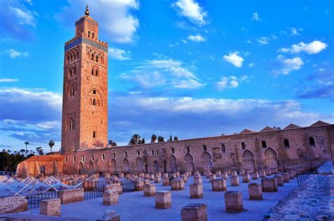 Le Mur de la Mosquée de Bahram! Un Trésor Architectural à Découvrir Absolument!